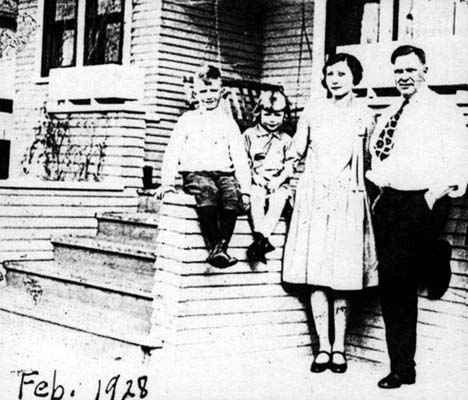 Photo of George Arthur Lidderdale and family